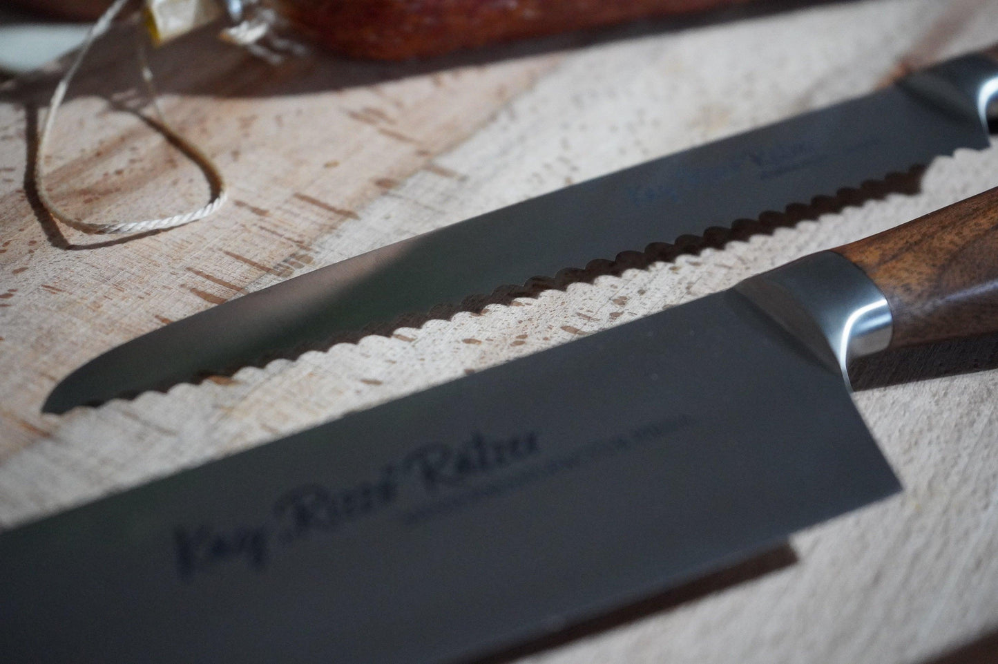Brotmesser "Rizzo" I handgefertigt I Griff aus hochwertigem Nussbaumholz I Klingenlänge 18cm - Cucinata
