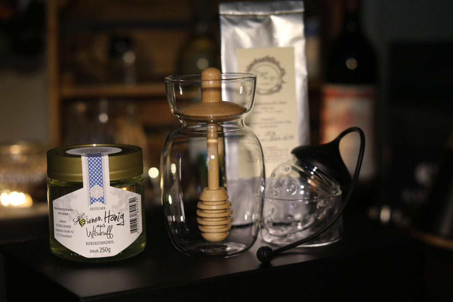 Präsent „Teezeremonie“ I Rizzo`s Tee „Teatime“ I Teefilter aus Glas I Design Honigglas I Regionaler Honig